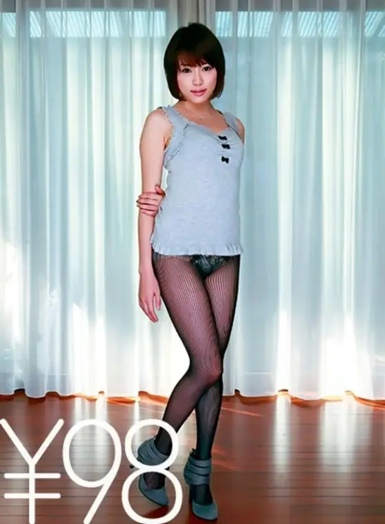 SERO-015 Azumi's work at an affordable price! She falls victim to a very thin condom that breaks. As always, she breaks the condom before insertion and joins up. She says that my dick is warm, because it's raw. I keep pounding her in missionary SERO-015