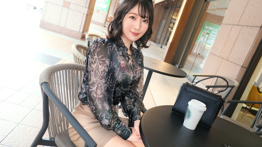 SIRO-5273 [A Married Woman with a Problem] "When I'm on top, I'm the type who moves on my own..." Searching for a good spot, I continue to move my hips mindlessly, drawing waves of pleasure to myself. She is honest about her own pleasu SIRO-5273
