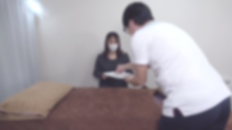 FC2-PPV-4692457 Sale on new products at half price until 6/1! [No/SEX] A housewife in her mid-40s with two husbands came to the store by online reservation. The mature and voluptuous wife seemed tired from playcare, so we gave her a shiatsu massage and ly FC2-PPV-4692457