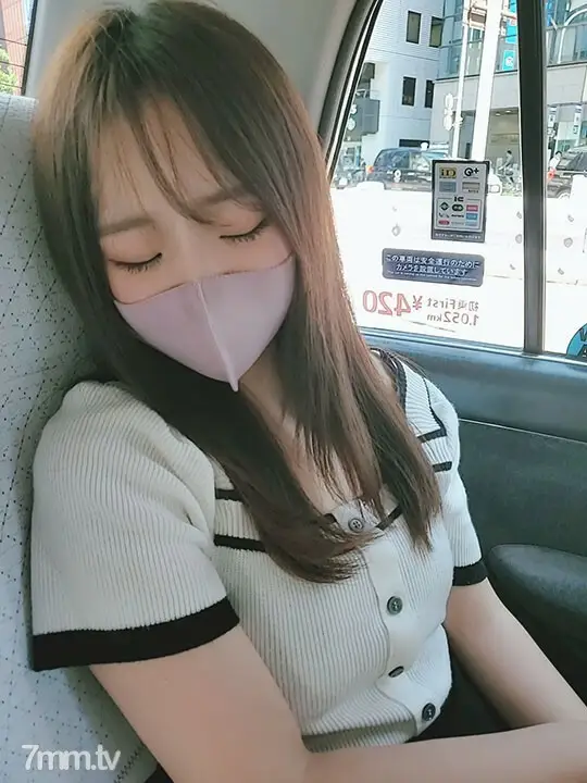 FC2-PPV-3037045 [Collection work / outflow] A junior girlfriend who is fair-skinned and has good sensitivity. While listening to the boyfriend's complaints, let him ○ and bring him to the room and ejaculate over the raw vagina. FC2-PPV-3037045