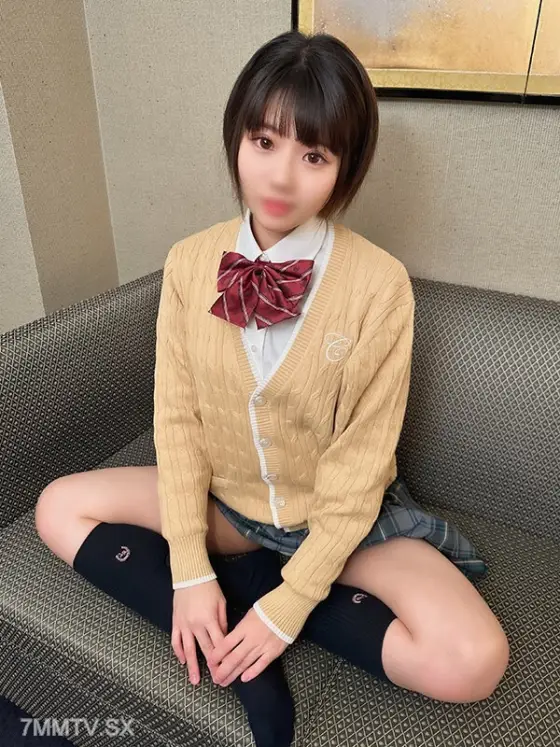 FC2-PPV-3302506 Cute double fangs beautiful woman Riku 18 years old uniform POV FC2-PPV-3302506