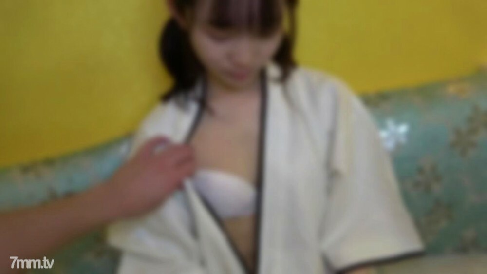 FC2-PPV-2675172 A teenage runaway girl with a feeling of sadness. The pussy is innocent while the big chestnut is growing in a fair-skinned slender figure. The pant voice does not stop at the first mass squirting in life, and a large amount of vaginal cum FC2-PPV-2675172