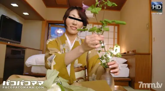 061111-390 A woman who enjoys ikebana 061111-390