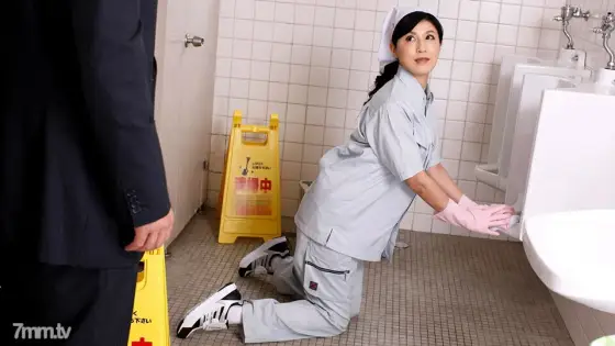 021019-031 A neat cleaner who writhes in the toilet 021019-031